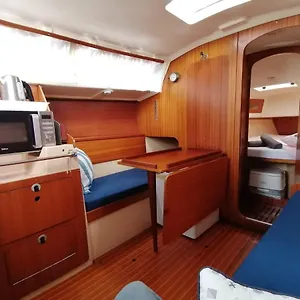 Cozy Sailboat In Barcelona!! No Showers Hotel en barco Sant Adrià de Besòs